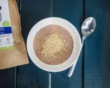 Miseczka owsianki z amarantusem ekspandowanym, obok opakowanie z tym zdrowym produktem. Amarantus co to? To superfood!