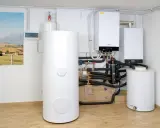Nowoczesny piec gazowy dwufunkcyjny i zasobnik wody. Instalacja grzewcza z widocznym czujnikiem ciśnienia.