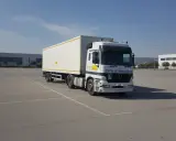 Camión articulado blanco en un aparcamiento vacío. El camión tiene un cartel que dice "CENTRO DE FORMACIÓN VÍA", indicando que es para obtener el carnet C+E.