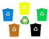 Kolorowe kosze na śmieci z symbolami recyklingu. Różne kolory opakowań i ich znaczenie w segregacji odpadów.