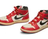 Para butów Air Jordan 1, sygnowane przez Michaela Jordana, to najdroższe jordany na świecie.