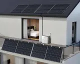 Panneaux solaires plug and play avis : une maison moderne avec des panneaux sur le toit et la terrasse, connectés à une batterie Jackery.