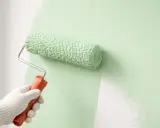 Malowanie wałkiem. Widać nierównomierne krycie, co może być jednym z wad farby ceramicznej.