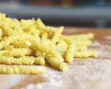 Pasta fresca fatta a mano, pronta per essere cucinata, un classico della cucina romagnola.
