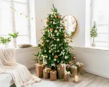 Salones decorados de Navidad con un árbol adornado, regalos y luces cálidas. Un ambiente acogedor para estas fiestas.