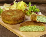 Deliziose spinacine fatte in casa, dorate e croccanti, servite con un'insalata fresca su un tagliere di legno.