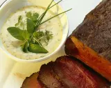 Sauce crémeuse aux herbes pour accompagner un rôti de bœuf juteux, garnie de menthe fraîche et de ciboulette.