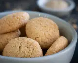 Köstliche Amarettini Kekse in einer Schale, perfekt für ein einfaches Amarettini Rezept.