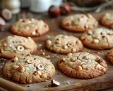 Des biscuits dorés, généreusement garnis de noix, prêts à être dégustés. Un croquant aux noix irrésistiblement gourmand.