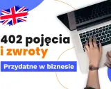 402 pojęcia i zwroty przydatne w biznesie. Brytyjska flaga i dłonie na klawiaturze laptopa symbolizują międzynarodową komunikację w biznesie.