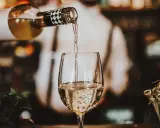 Wino bez korkociągu? 7 sprytnych trików, które musisz znać!