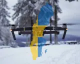Eine Drohne mit der schwedischen Flagge fliegt über eine verschneite Landschaft.