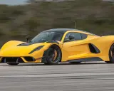 Gelber Hennessey Venom F5 PS rast auf der Straße.