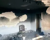 Spalone wnętrze, okopcone ściany i sufit. Na podłodze gruz, wiadra z odpadami i zniszczony grzejnik. Zastanawiasz się, czym zmyć okopcone ściany po pożarze?