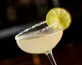 En svalkande margarita med saltkantad glaskant och en limeklyfta, redo att avnjutas mellan lakanen.
