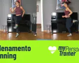 Donna esegue corsa sul posto in casa, con un pianoforte nero sullo sfondo. Allenamento running.