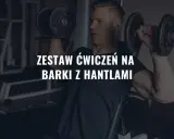 Mężczyzna wykonuje ćwiczenia na barki z hantlami na siłowni.