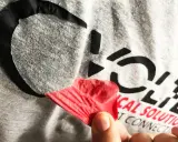 Jak usunąć napisy z bluzy bez uszkodzeń? Sprawdzone triki!