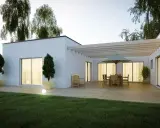 Une terrasse moderne avec mobilier de jardin et pergola, entourée d'un jardin verdoyant et d'arbres. Une extension de maison qui invite à la détente, parmi les plus belles extensions de maison.