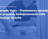 Fizjoterapeuta wykonuje terapię Vojty u niemowlaka, poprawiając jego funkcjonowanie ciała.