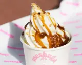 Glace à l'italienne maison onctueuse, nappée de caramel et parsemée de noisettes croquantes. Un délice !
