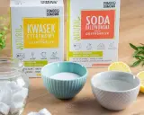 Jak zrobić kostki do zmywarki? Na stole kwasek cytrynowy, soda kalcynowana, woda, cytryny i gotowe kostki.