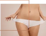 Kobieta w białej bieliźnie, podkreślająca okolice bioder. Rozważasz hoodoplastyka?