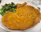Cosa mangiare a Milano? Una cotoletta gigante con insalata fresca, un classico da provare assolutamente!