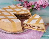 Una deliziosa cassata al forno, con la sua copertura a rombi di zucchero a velo, pronta per essere gustata.