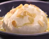 Un nuage aérien d'oeufs à la neige, parsemé d'amandes effilées, baignant dans une crème anglaise onctueuse.