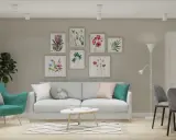 Miętowy fotel i poduszki z różem na jasnej kanapie. W tle galeria obrazów z kwiatami.