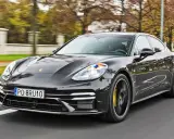 Czarny Porsche Panamera w ruchu. Sprawdź aktualną porsche panamera cena i możliwości tego luksusowego sedana.