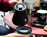 Wasser wird in den Aeropress gegossen, ein Schritt in der Aeropress Anleitung für perfekten Kaffee.