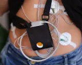 Urządzenie holter monitoruje pracę serca. To małe, przenośne urządzenie z elektrodami przyczepionymi do skóry.