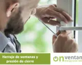 Un técnico ajusta el herraje de una ventana para asegurar un cierre perfecto.
