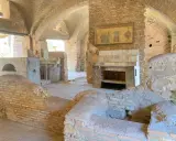 Antike Küche in Ostia Antica mit Backofen, Kamin und Wandmalerei.
