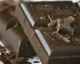 Gorzka czekolada, bogata w żelazo, kusi swoim intensywnym smakiem i aromatem.