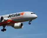 Samolot Jetstar z wysuniętym podwoziem, gotowy do lądowania. Nawet przy silnym wietrze samolot nie wystartuje, jeśli warunki są niebezpieczne.