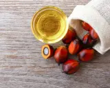Złoty olej palmowy w miseczce i owoc palmy, składnik mleka modyfikowanego.