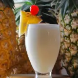 Rum z sokiem ananasowym: Przepisy na drinki, Piña Colada i więcej