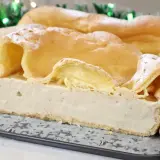 Kremowa karpatka z ciasta parzonego, posypana cukrem pudrem. Ten stary przepis na karpatkę zachwyca smakiem.