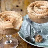 Due coppette di deliziosa mousse al caffè, guarnite con un vortice cremoso. Perfette per una pausa golosa.