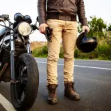 Letnie spodnie motocyklowe: Jak połączyć bezpieczeństwo z komfortem?