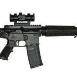 Czarny karabin AR-15 z celownikiem optycznym, idealny jako broń na pozwolenie sportowe.