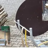 Holzstapel, die für den Transport vorbereitet sind. Ein Bündelgerät hilft, das Holz ordentlich zu stapeln und zu sichern.