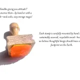 Drewniany stempel z pomarańczową gumką. Voilà, co to znaczy: łatwe przechowywanie i ekologiczny design.