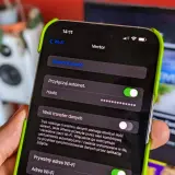 Ustawienia Wi-Fi na iPhonie: gdzie jest wlan w telefonie? Widok ekranu z opcjami sieci, hasłem i trybem niskiego transferu danych.