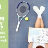 Na niebieskim korcie twardym leży rakieta tenisowa, piłka i podręcznik. Obok widać nogi w białych butach i skarpetkach.