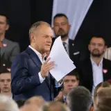 Donald Tusk przemawia, a jego doradcy analizują strategię walki z rosnącą Konfederacją.