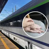 PKP zniżki dla niepełnosprawnych stopień umiarkowany. Dłonie starszej osoby na tle pociągu PKP.